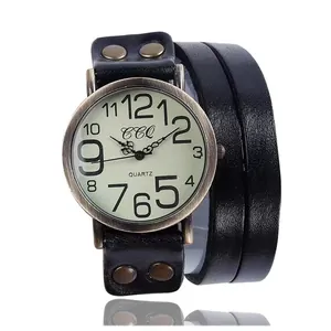 Montre quartz rétro avec boîtier en bronze et bracelet triple tour en cuir noir clouté