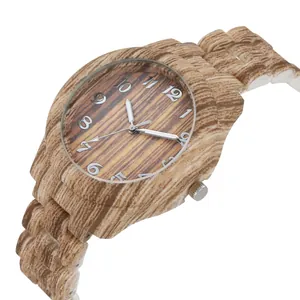 Détails de la texture en grain de bambou brun et du cadran argenté de la montre à quartz