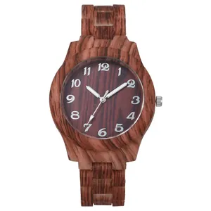 Montre à quartz style bambou avec texture en bois marron et chiffres arabes argentés