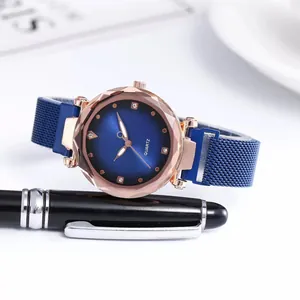 Détail de la lunette géométrique rose doré et cadran dégradé bleu à quartz