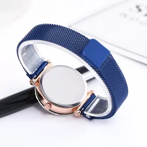 Détail du boîtier de montre or rose et du bracelet magnétique en maille milanaise bleu