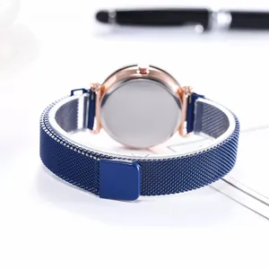 Détail du bracelet de montre milanais bleu avec boucle magnétique et boîtier or rose