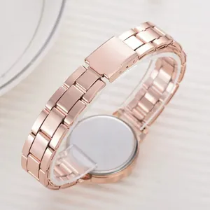 Détail du bracelet de montre en acier inoxydable or rose avec boucle déployante lisse