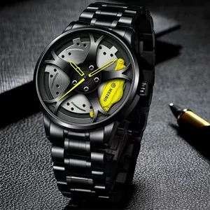 Detail des schwarzen Auto-Felgen-Zifferblatts mit gelben Bremssätteln auf Herrenuhr