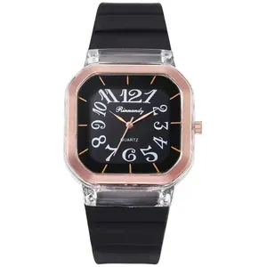 Orologio al quarzo con grandi numeri arabi, lunetta oro rosa e cinturino in silicone