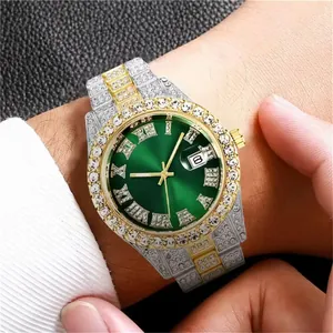 Close-up van een luxe herenhorloge met groene wijzerplaat en met diamanten bezette bezel