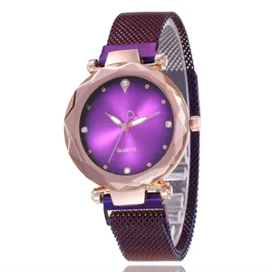 Détail de la lunette facettée or rose et du cadran violet sur cette montre quartz