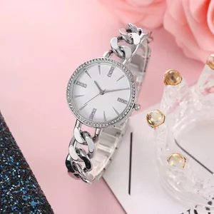 Montre femme élégante en argent avec bracelet chaîne et lunette sertie de cristaux