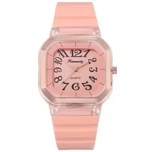 Dettaglio dell'orologio al quarzo quadrato rosa con numeri arabi e cinturino in silicone