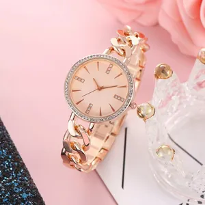 Montre élégante pour femme en or rose avec cadran orné de cristaux et bracelet à gros maillons