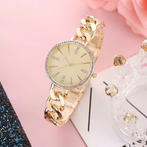 Montre dorée élégante pour femme avec lunette en strass et bracelet style gourmette