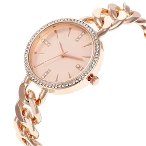 Vue détaillée d'une montre femme en or rose avec bracelet chaîne et accents de diamants