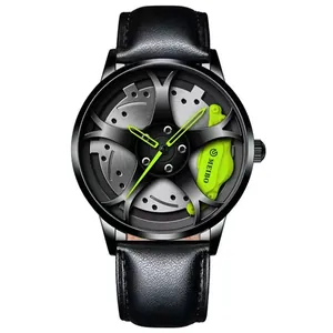 Detail der Felge im Zifferblatt mit neongrünem Bremssattel und schwarzem Lederarmband