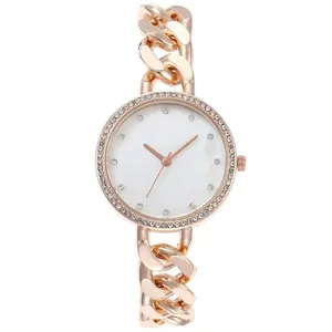 Détail macro d'une montre bracelet gourmette or rose avec lunette sertie de strass