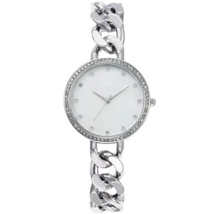 Montre femme argentée avec bracelet gourmette et lunette ornée de cristaux brillants