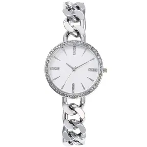 Vue détaillée d'une montre argentée avec lunette en strass et bracelet gourmette tendance