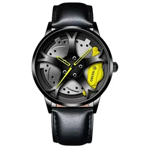 Detailaufnahme von Rennwagen-Felgen-Zifferblatt mit gelbem Bremssattel und Lederarmband