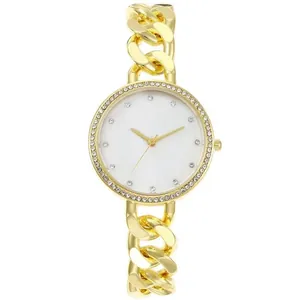 Détail d'une montre dorée pour femme sertie de cristaux avec bracelet gourmette