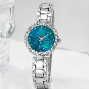 Montre à Quartz pour Femme avec Strass Bracelet en Alliage Argenté Chiffres Romains Cadran Texturé Montre-Bracelet Bijou Élégante