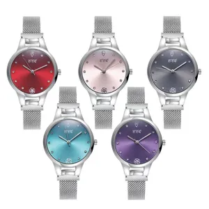 Cinq montres à quartz pour femmes avec index en strass et bracelets en maille sur fond blanc
