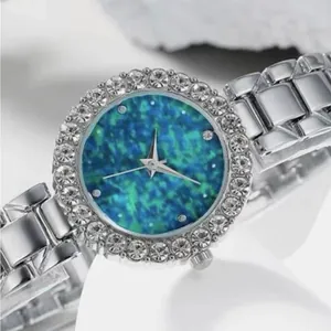 Montre argentée pour femme avec cadran bleu-vert opale et lunette ornée de strass