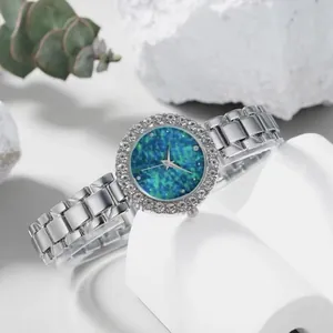 Montre élégante pour femme avec lunette sertie de diamants et cadran texturé bleu-vert