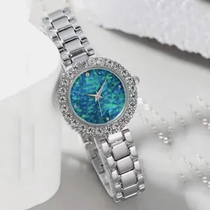 Détail d'une montre à quartz argentée avec lunette en cristal et cadran marbré bleu-vert
