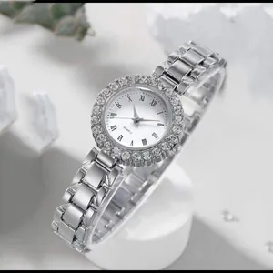 Montre femme argentée tendance avec lunette en strass et cadran blanc à chiffres romains