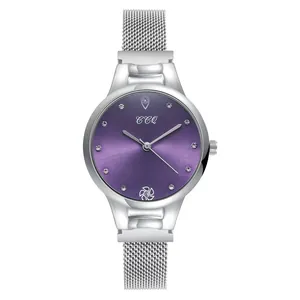 Détail du cadran violet effet soleil avec strass et bracelet en maille milanaise argentée