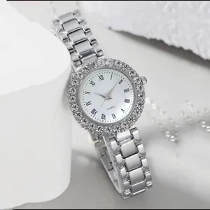 Montre à quartz argentée pour femme avec lunette en strass et cadran à chiffres romains