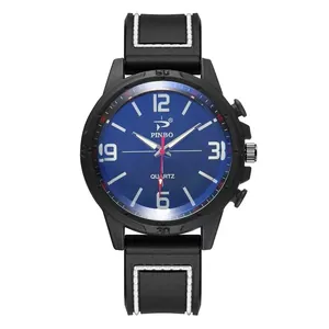 Gros plan du cadran de montre sport avec grands chiffres et trotteuse rouge