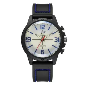 Détail de montre quartz avec cadran blanc, chiffres bleus et bracelet silicone surpiqué