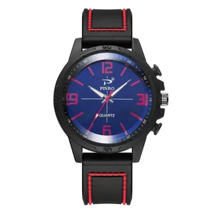 Détail du cadran de montre de sport avec chiffres rouges et surpiqûres rouges du bracelet
