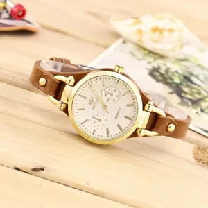 Retro Damen-Quarzuhr in Gold mit texturiertem Zifferblatt und braunem Lederarmband