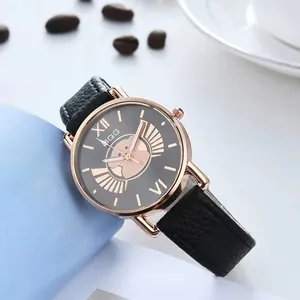Orologio al quarzo da donna con cinturino in pelle nera e motivo orso dorato sul quadrante