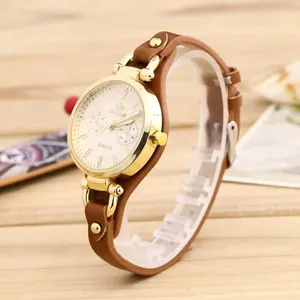 Elegante goldene Quarzuhr für Damen mit schmalem braunem Lederarmband und Nieten