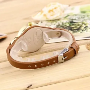 Detailansicht des Edelstahlgehäuses und des braunen Lederarmbands der goldenen Uhr