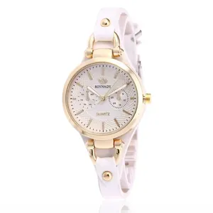 Damen-Quarzuhr in Gold mit weißem Armband und strukturiertem Zifferblatt auf Weiß