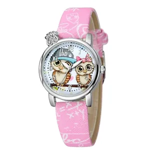 Dettaglio dell'orologio al quarzo rosa per bambini con quadrante a tema gufo e cinturino