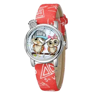 Macro del quadrante dell'orologio gufo con motivi geometrici bianchi su cinturino in pelle rossa