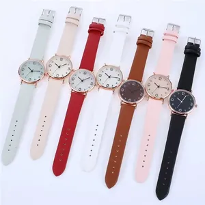 Vue à plat de montres minimalistes pour femmes avec bracelets en cuir de sept couleurs