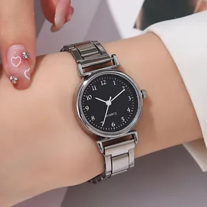Montre quartz femme classique avec bracelet en acier argenté et cadran noir sur poignet