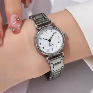 Montre à quartz pour femme avec bracelet métal argenté et cadran à chiffres arabes