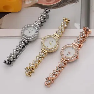 Primo piano di tre orologi al quarzo di lusso con strass nei colori argento, oro e rosa