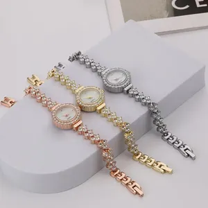 Tre eleganti orologi al quarzo con cristalli in finiture oro rosa, oro e argento