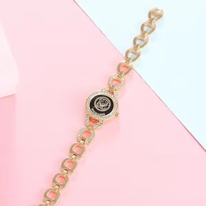 Montre bracelet dorée élégante pour femme avec cadran noir et cristaux de strass brillants