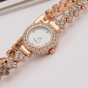 Dettaglio orologio da donna in oro rosa con lunetta di strass e quadrante al quarzo