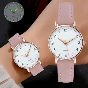 Dettaglio delle lancette luminose al buio e cassa oro rosa su cinturino in pelle rosa