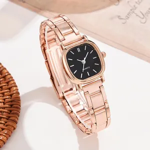 Détail d'une montre à quartz carrée or rose avec cadran noir et bracelet métallique