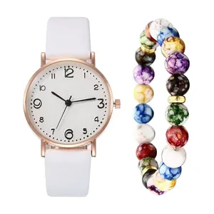 Montre en cuir blanc minimaliste avec boîtier or rose et ensemble de bracelets en perles
